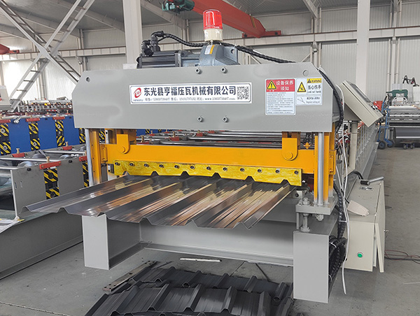 Roll forming machine