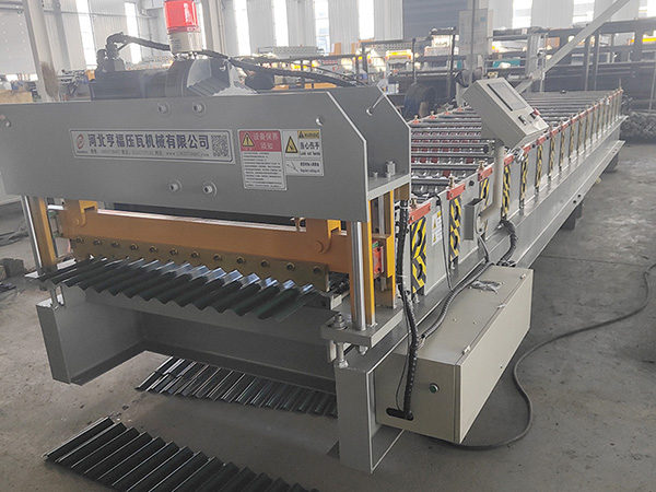 Roll forming machine