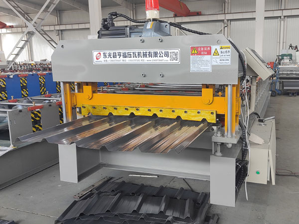 Roll forming machine